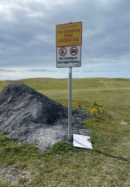 No camping sign for Aillebrack Beach