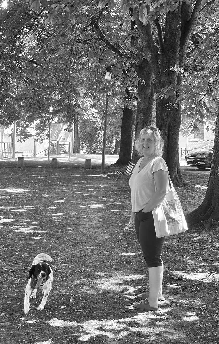Tina and Millie in Fontenay-le-Comte Tina and Millie in Fontenay-le-Comte